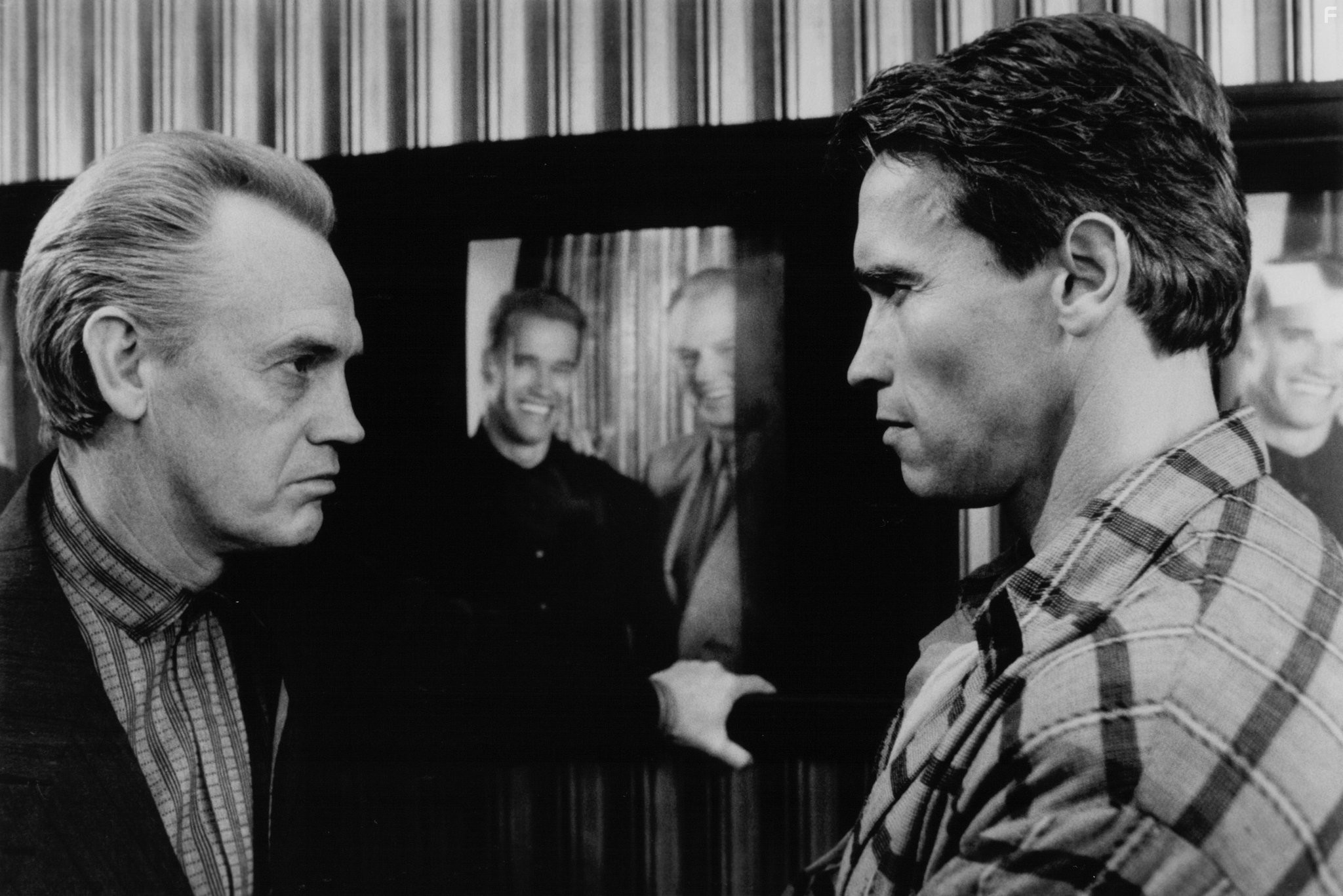 Arnold Schwarzenegger and Ronny Cox in Вспомнить всё (1990)