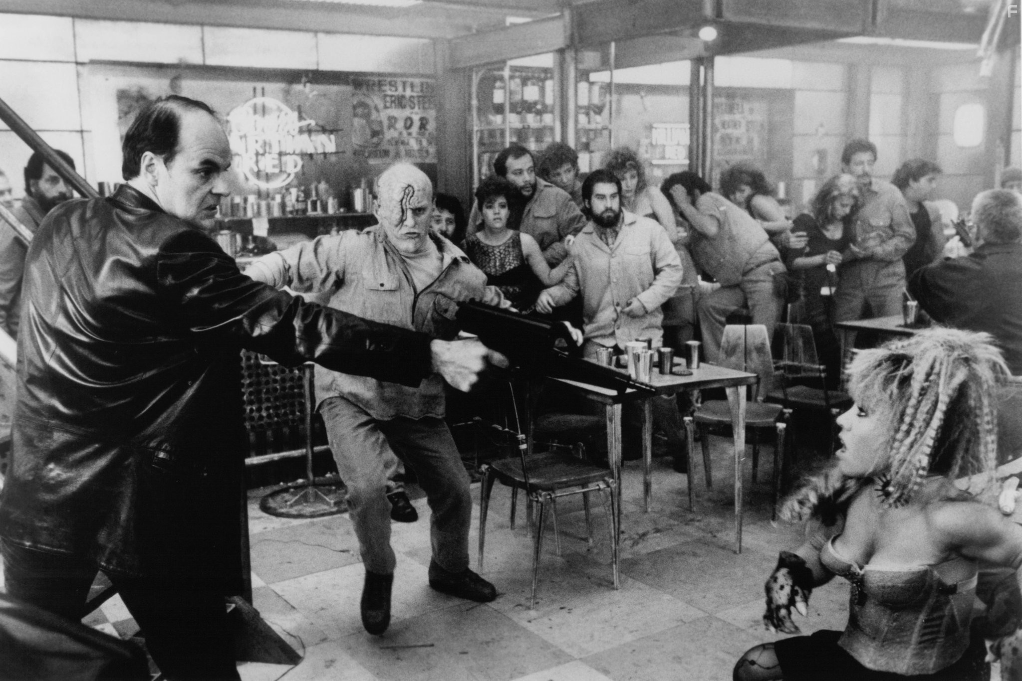 Michael Ironside, Debbie Lee Carrington, and Dean Norris in Вспомнить всё (1990)