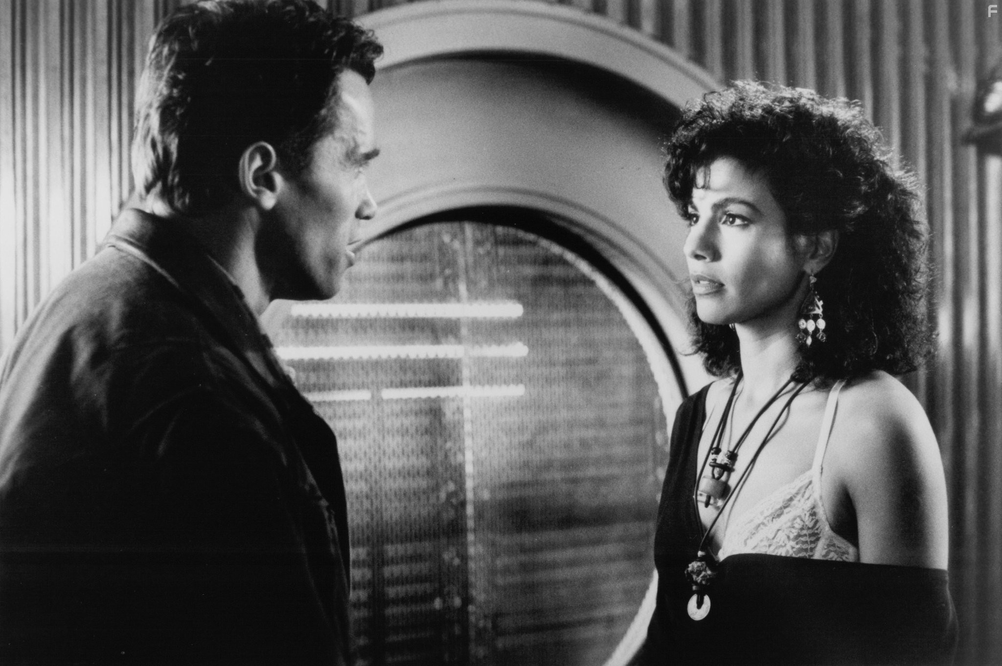 Arnold Schwarzenegger and Rachel Ticotin in Вспомнить всё (1990)