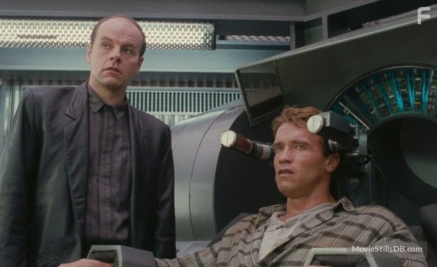 Arnold Schwarzenegger and Michael Ironside in Вспомнить всё (1990)