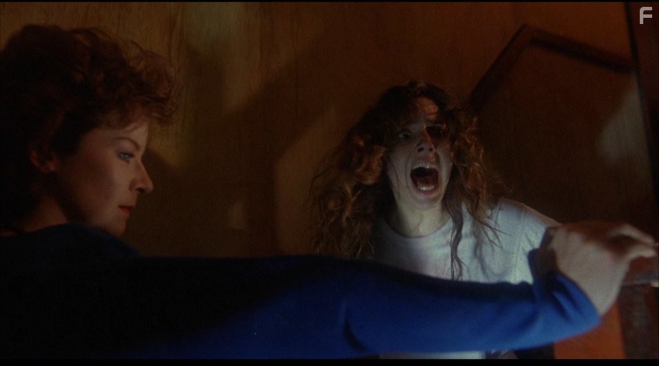 Clare Higgins and Ashley Laurence in Восставший из ада (1987)