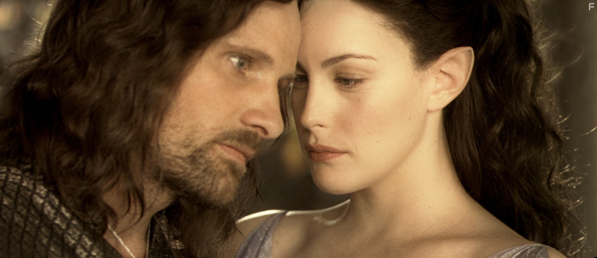 Liv Tyler and Viggo Mortensen in Властелин колец: Две крепости (2002)