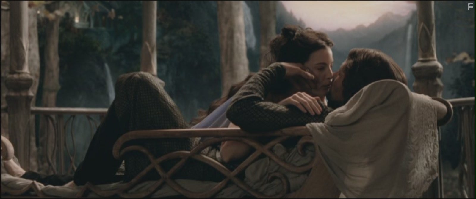 Liv Tyler and Viggo Mortensen in Властелин колец: Две крепости (2002)