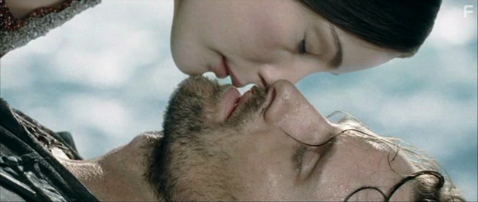 Liv Tyler and Viggo Mortensen in Властелин колец: Две крепости (2002)