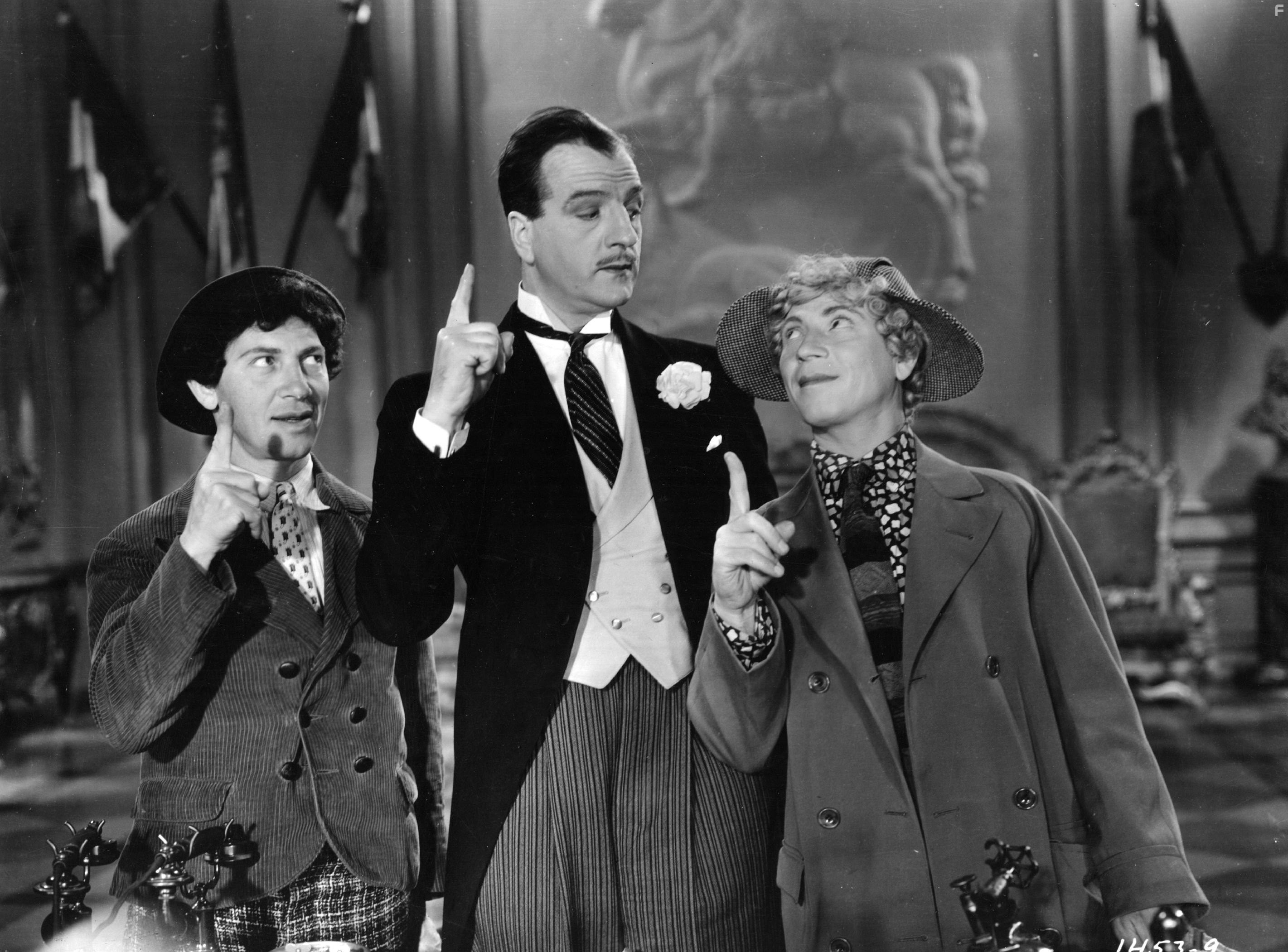 Louis Calhern, Chico Marx, and Harpo Marx in Утиный суп (1933)