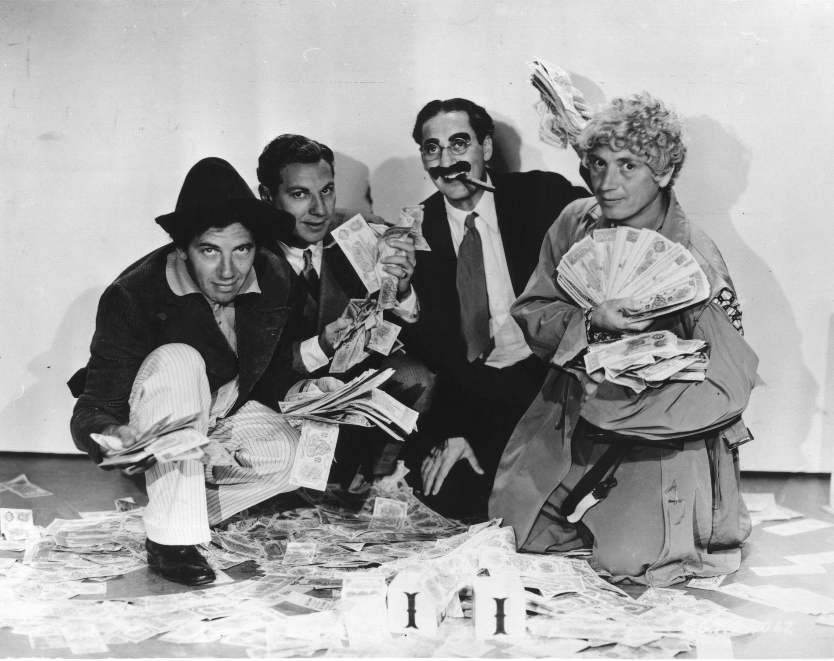 Groucho Marx, Chico Marx, Harpo Marx, and Zeppo Marx in Утиный суп (1933)