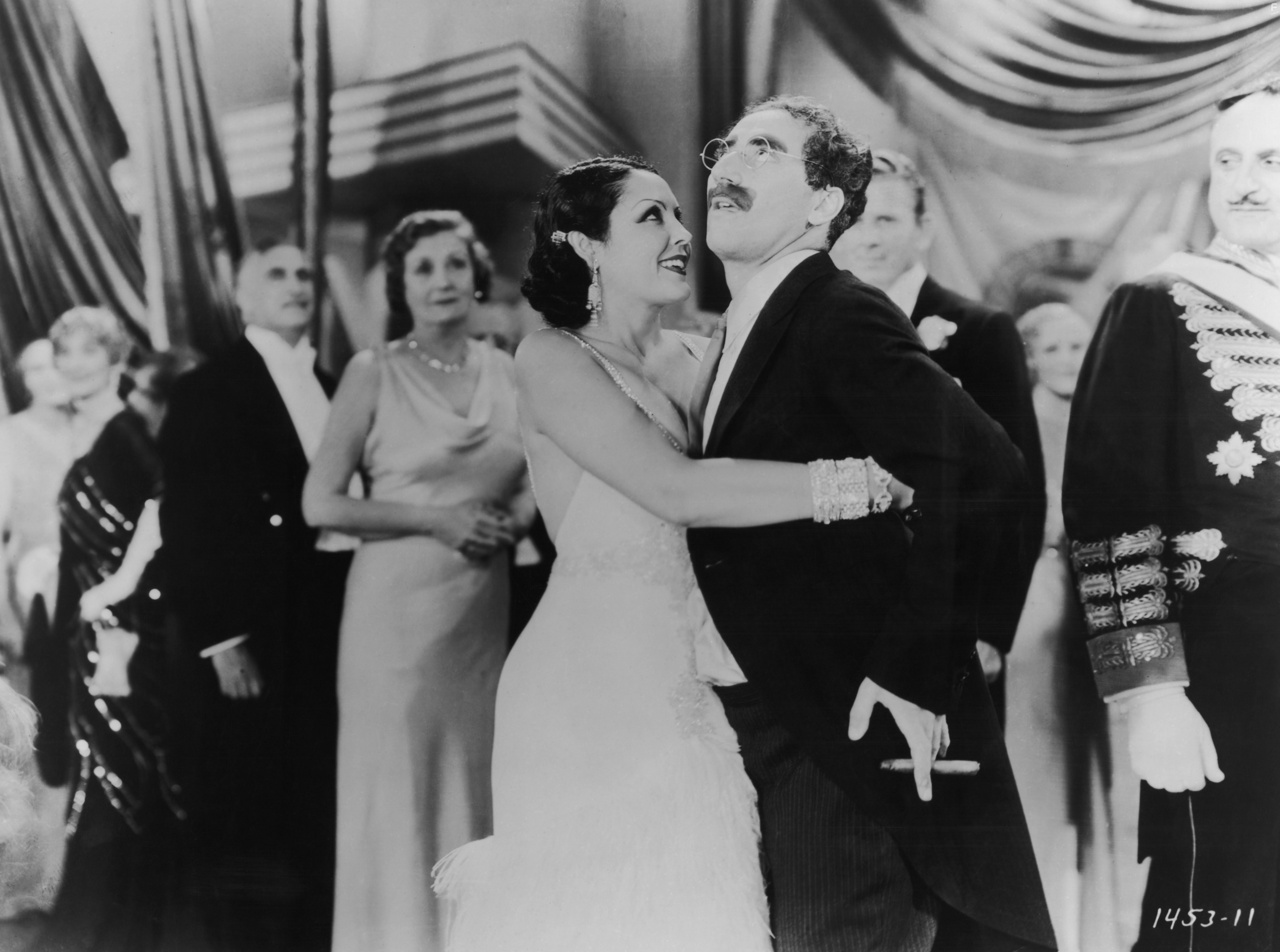 Groucho Marx and Raquel Torres in Утиный суп (1933)