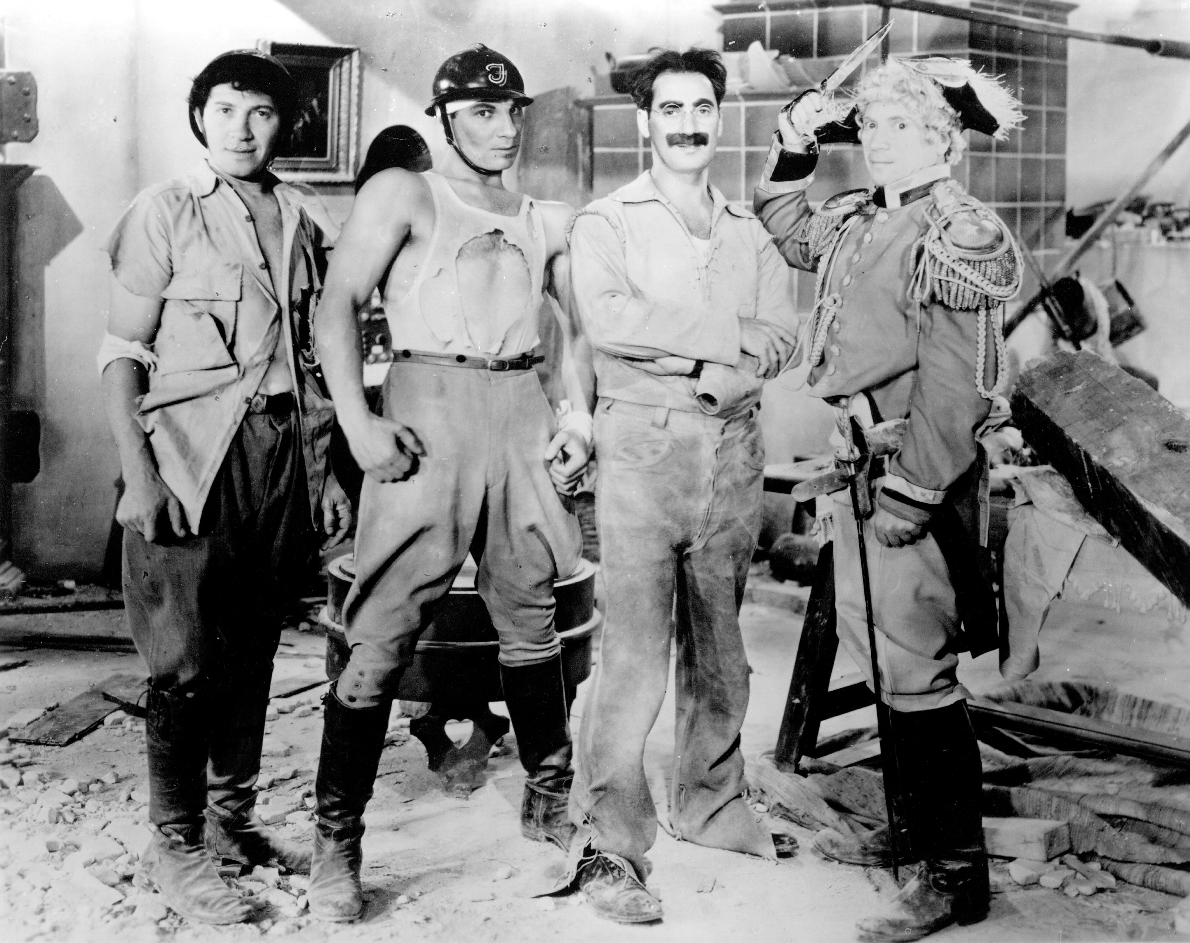 Groucho Marx, Chico Marx, Harpo Marx, Zeppo Marx, and The Marx Brothers in Утиный суп (1933)