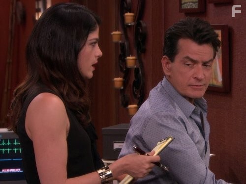Charlie Sheen and Selma Blair in Управление гневом (2012)