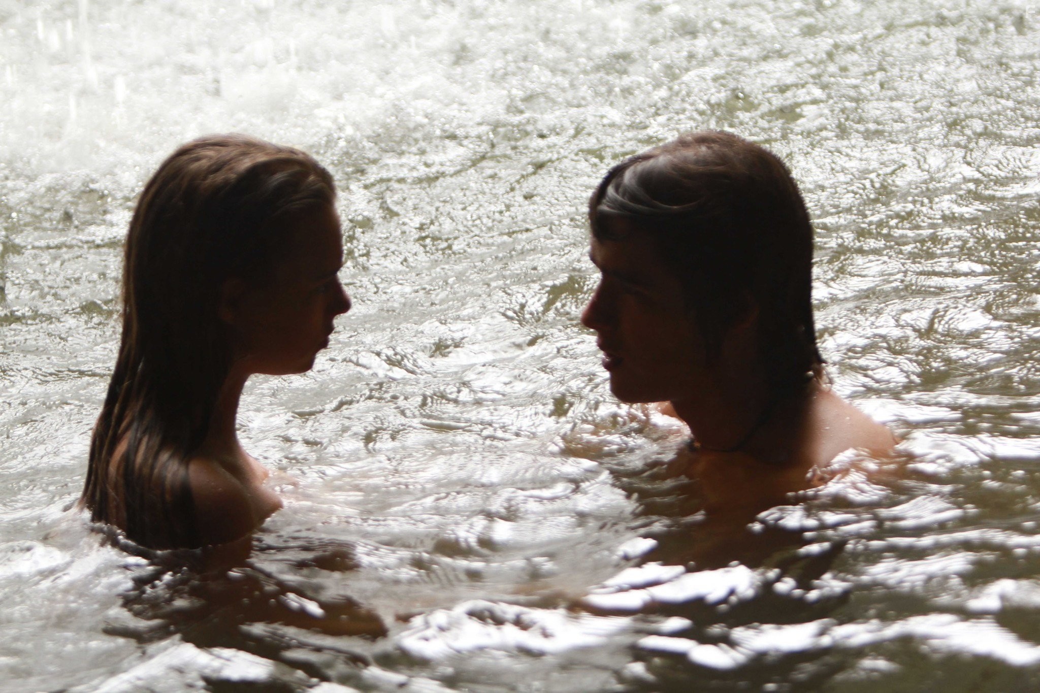 Indiana Evans and Brenton Thwaites in Голубая лагуна (2012)