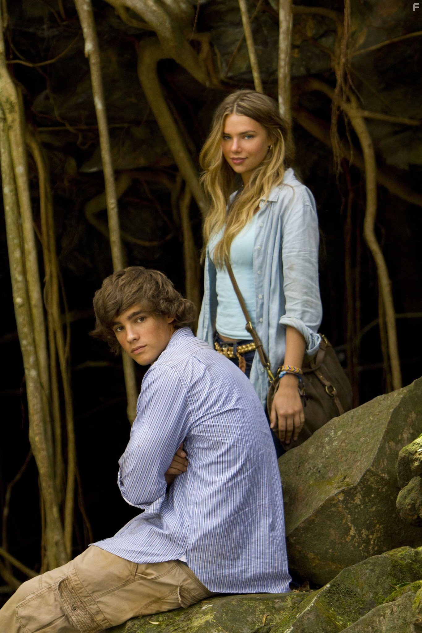 Indiana Evans and Brenton Thwaites in Голубая лагуна (2012)