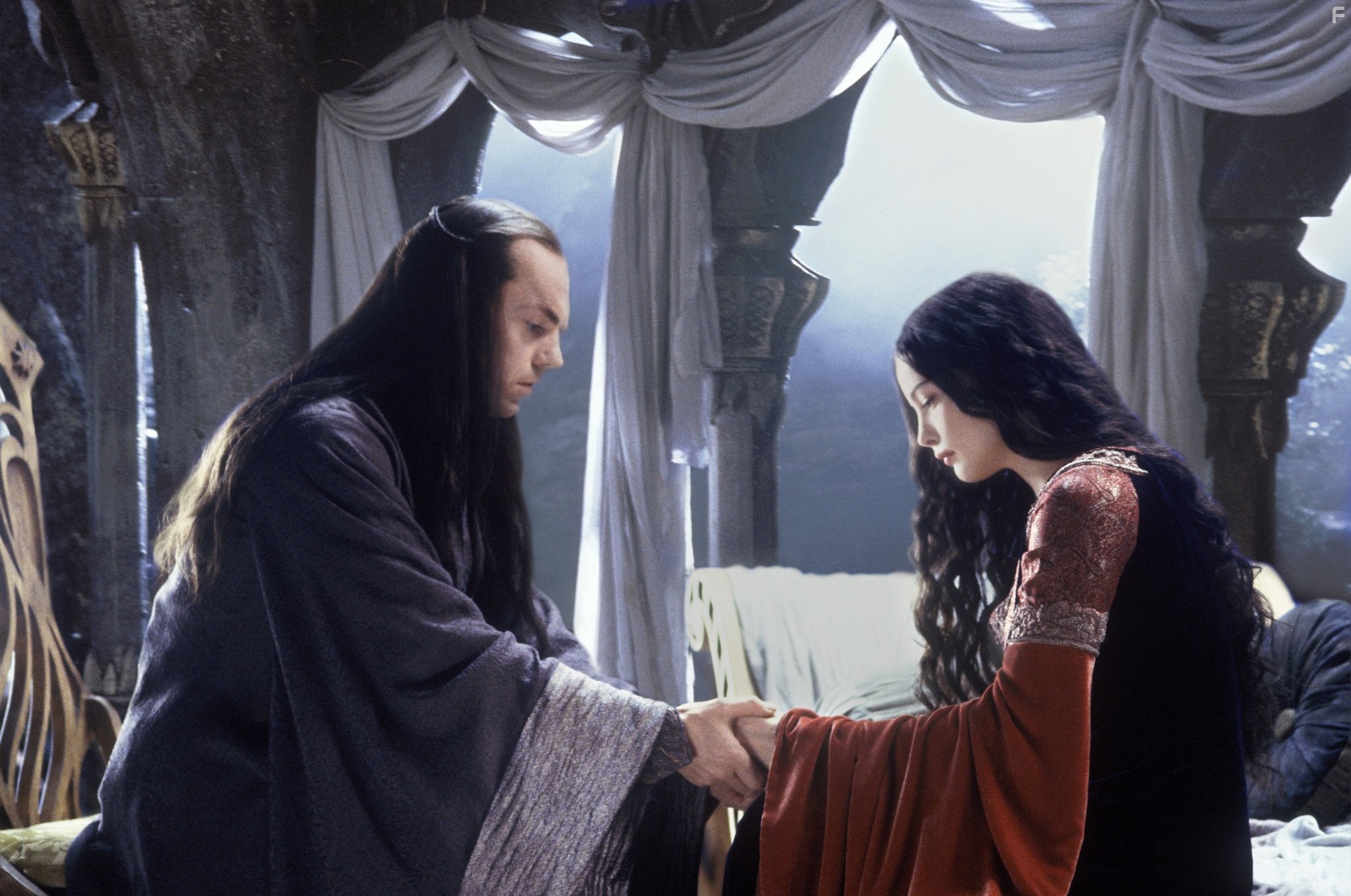 Liv Tyler and Hugo Weaving in Властелин колец: Возвращение короля (2003)