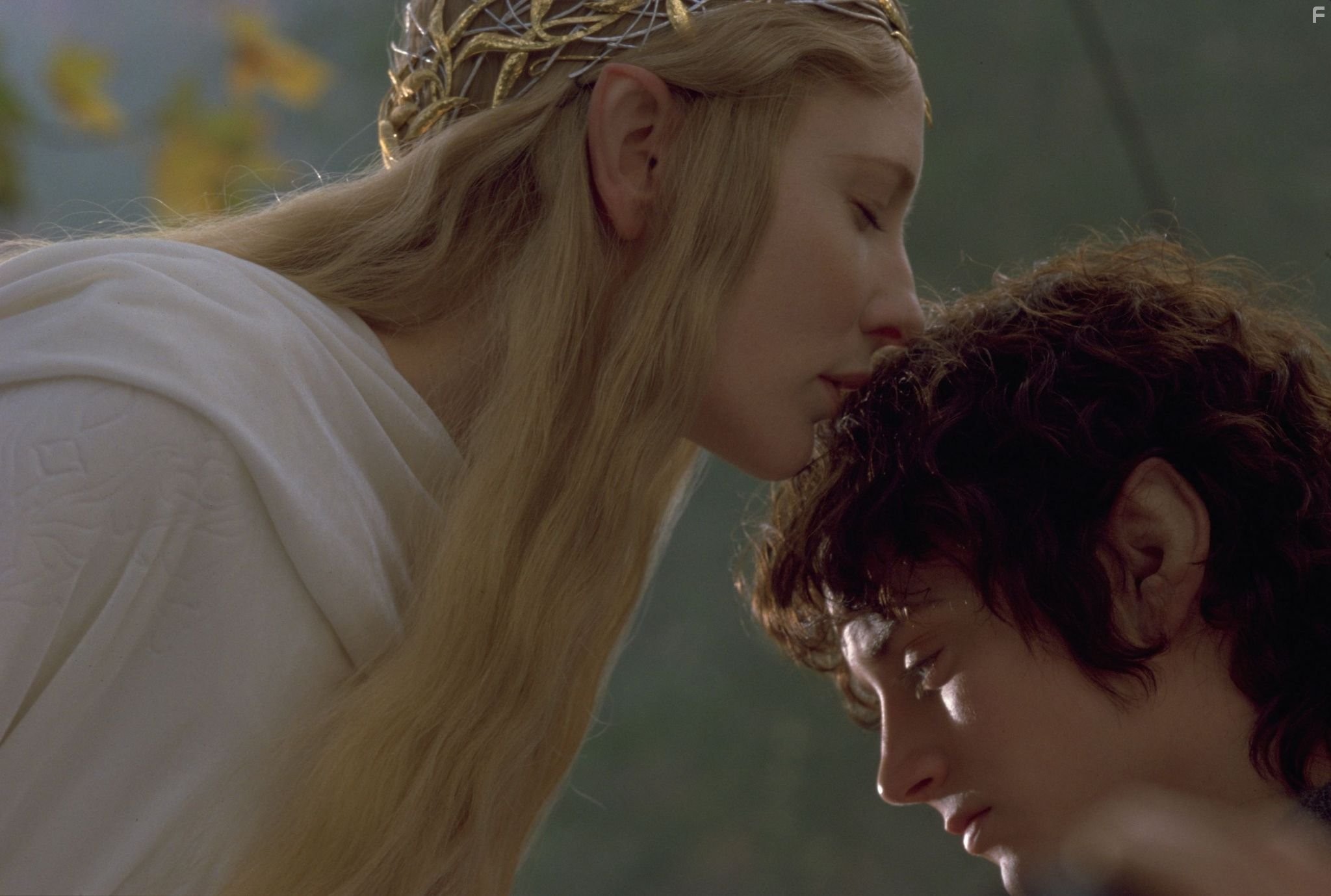 Elijah Wood and Cate Blanchett in Властелин колец: Братство кольца (2001)