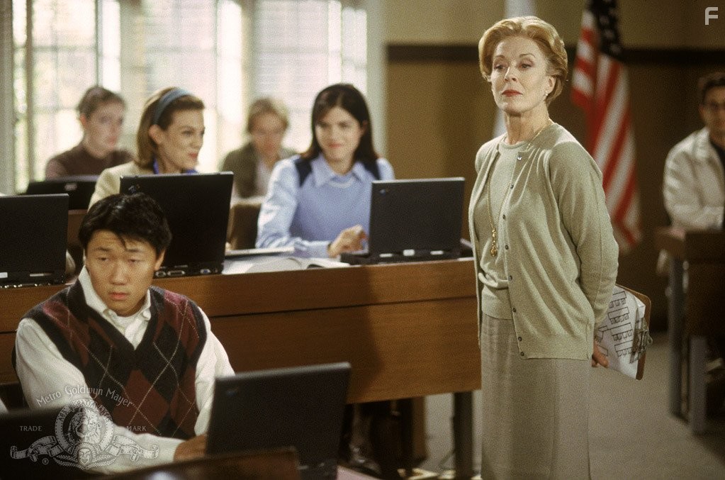 Selma Blair and Holland Taylor in Блондинка в законе (2001)