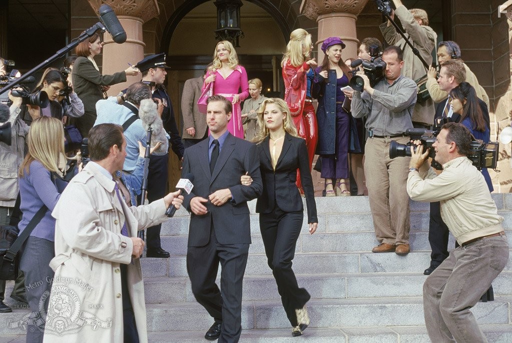 Reese Witherspoon and Ali Larter in Блондинка в законе (2001)