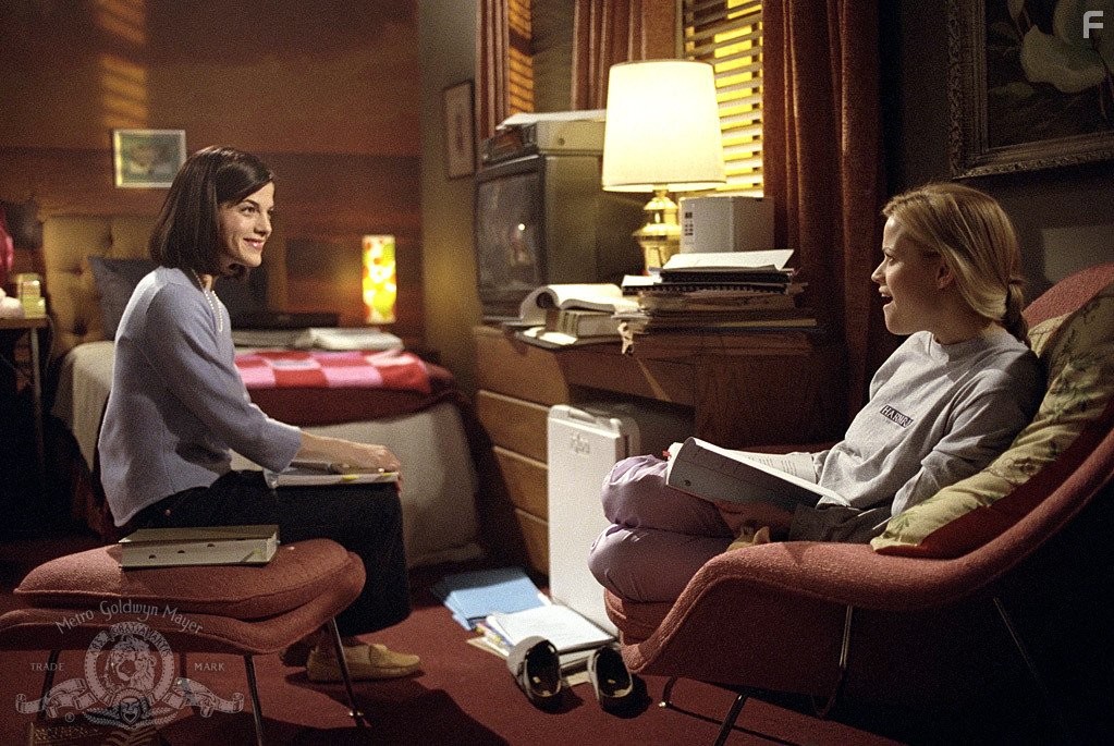 Reese Witherspoon and Selma Blair in Блондинка в законе (2001)