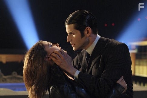 Drew Barrymore and Crispin Glover in Ангелы Чарли: Только вперёд (2003)