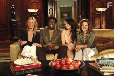 Drew Barrymore, Cameron Diaz, Lucy Liu, and Bernie Mac in Ангелы Чарли: Только вперёд (2003)