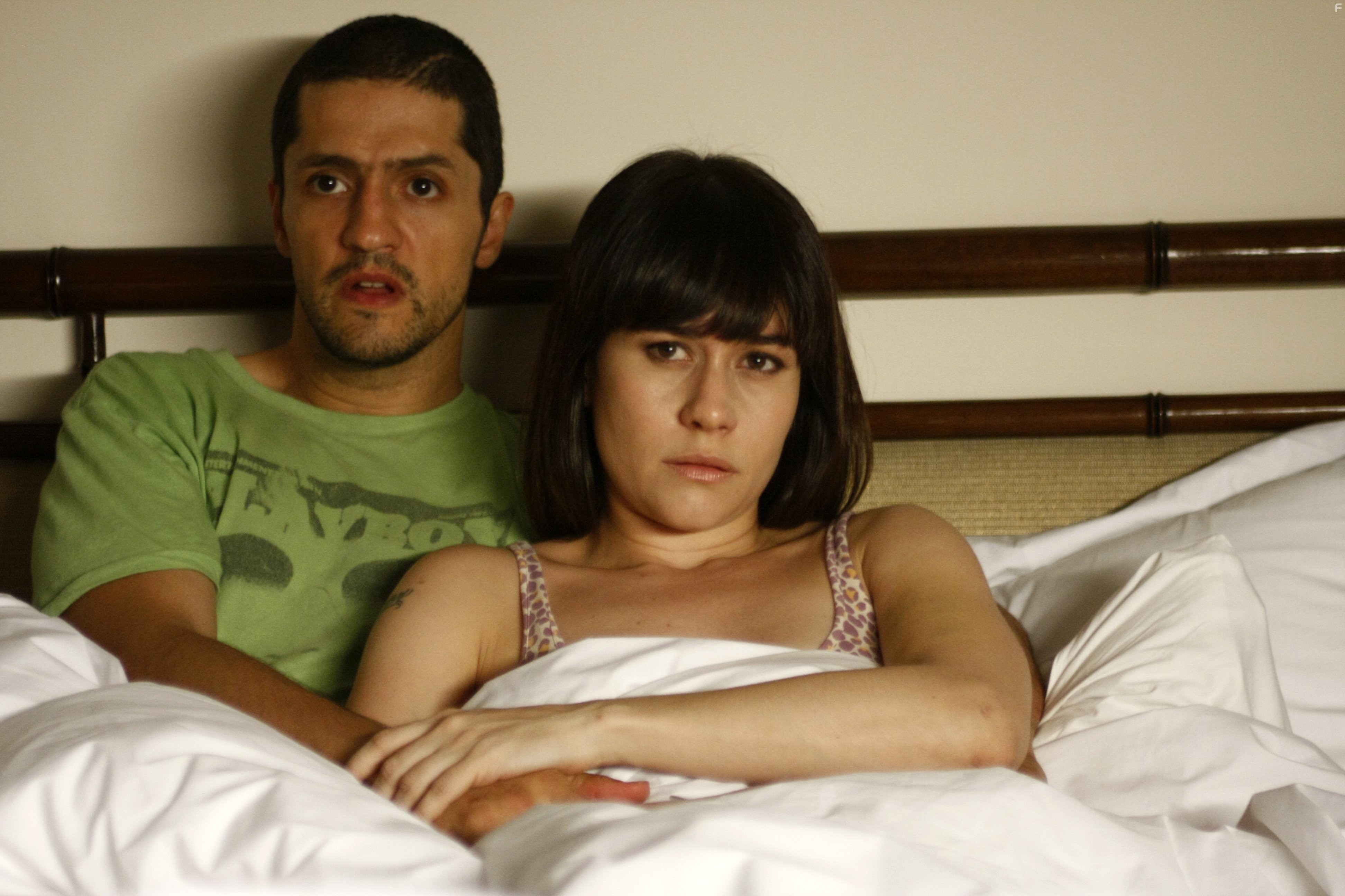 Alessandra Negrini and Fernando Alves Pinto in 2 зaйца (2012)