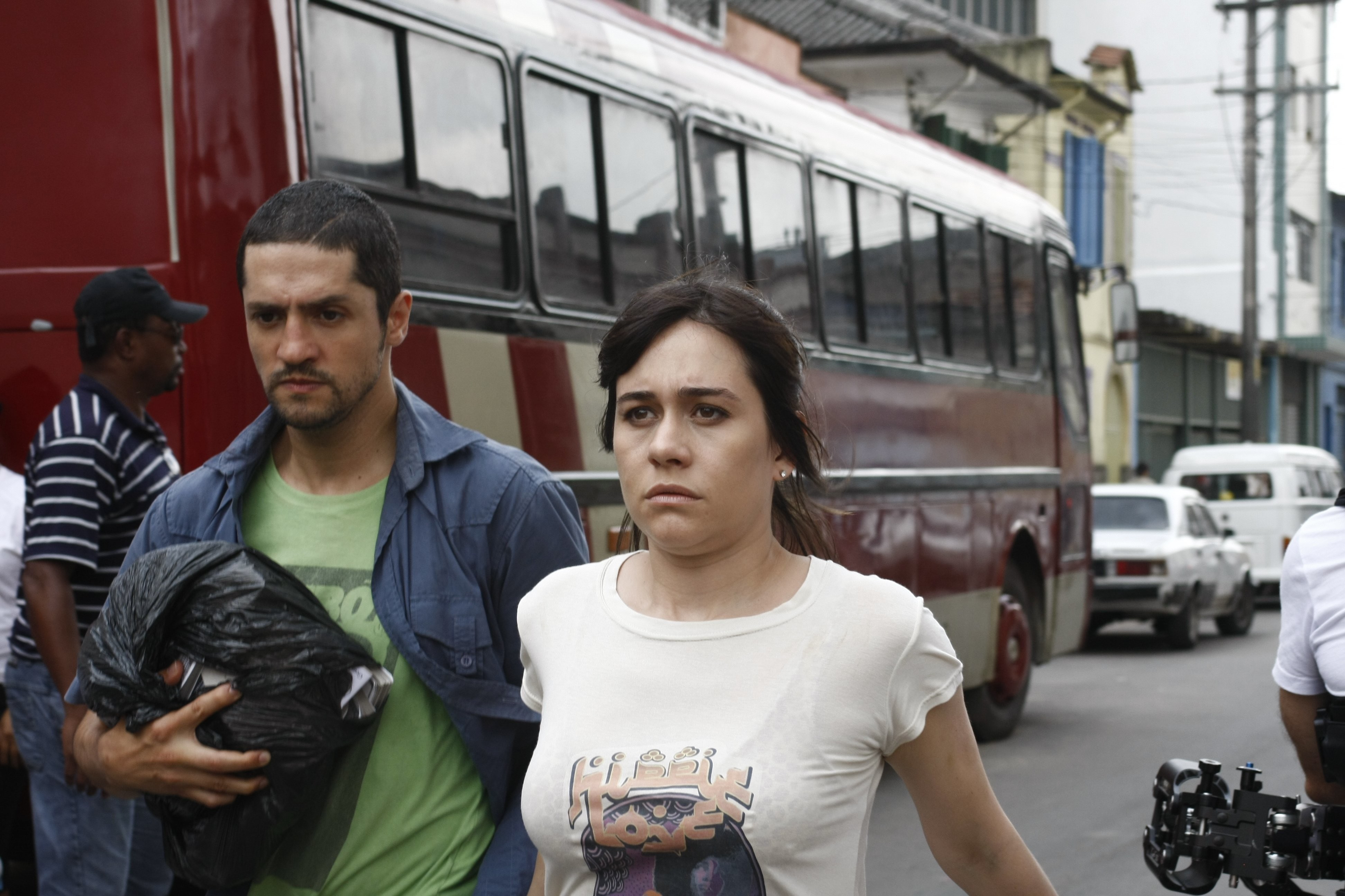 Alessandra Negrini and Fernando Alves Pinto in 2 зaйца (2012)