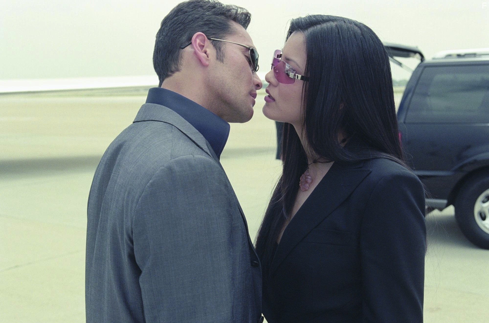 Mark Dacascos and Kelly Hu in От колыбели до могилы (2003)