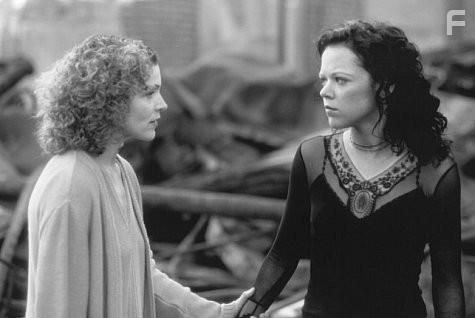 Amy Irving and Emily Bergl in Кэрри 2: Ярость (1999)