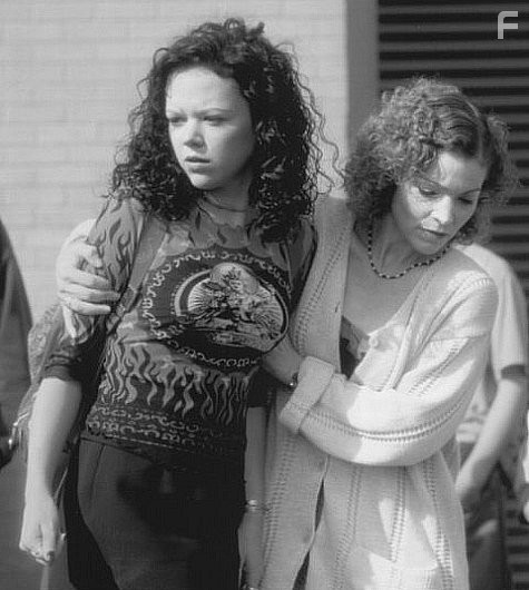 Amy Irving and Emily Bergl in Кэрри 2: Ярость (1999)