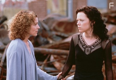 Amy Irving and Emily Bergl in Кэрри 2: Ярость (1999)