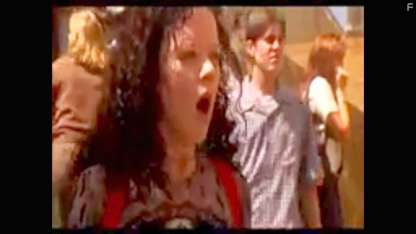 Emily Bergl and Jordan Lawson in Кэрри 2: Ярость (1999)