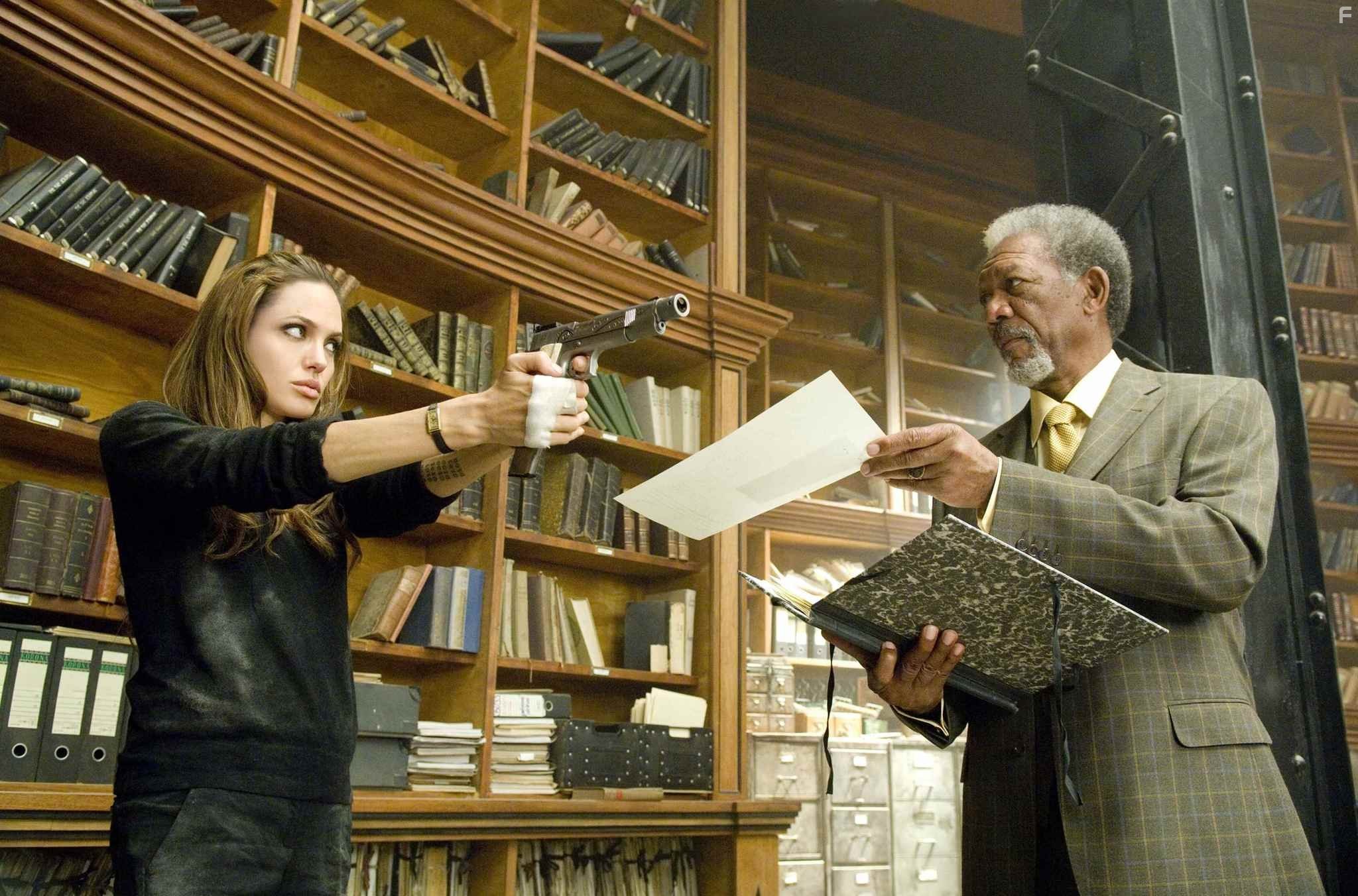 Morgan Freeman and Angelina Jolie in Особо опасен (2008)