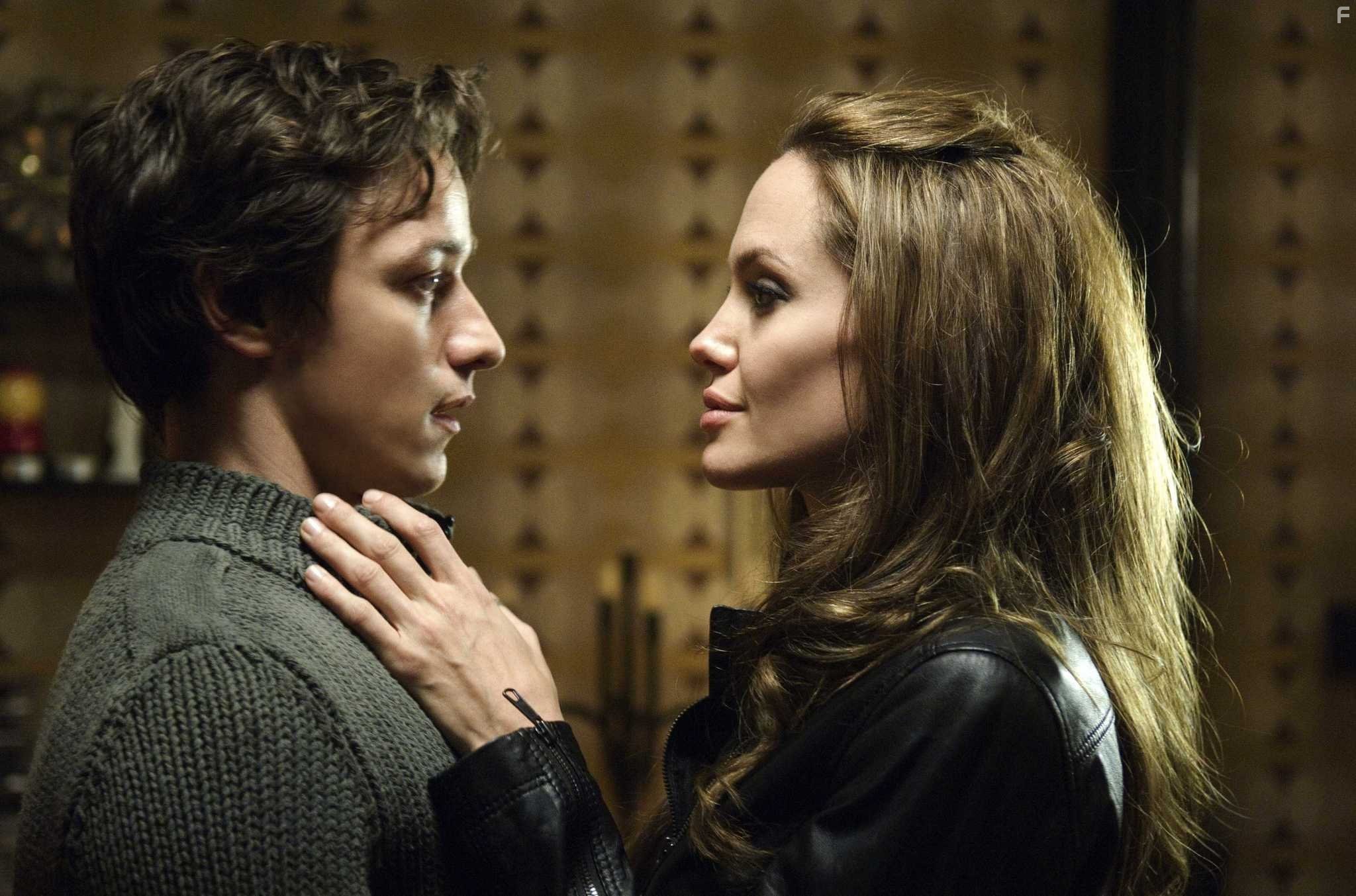 Angelina Jolie and James McAvoy in Особо опасен (2008)