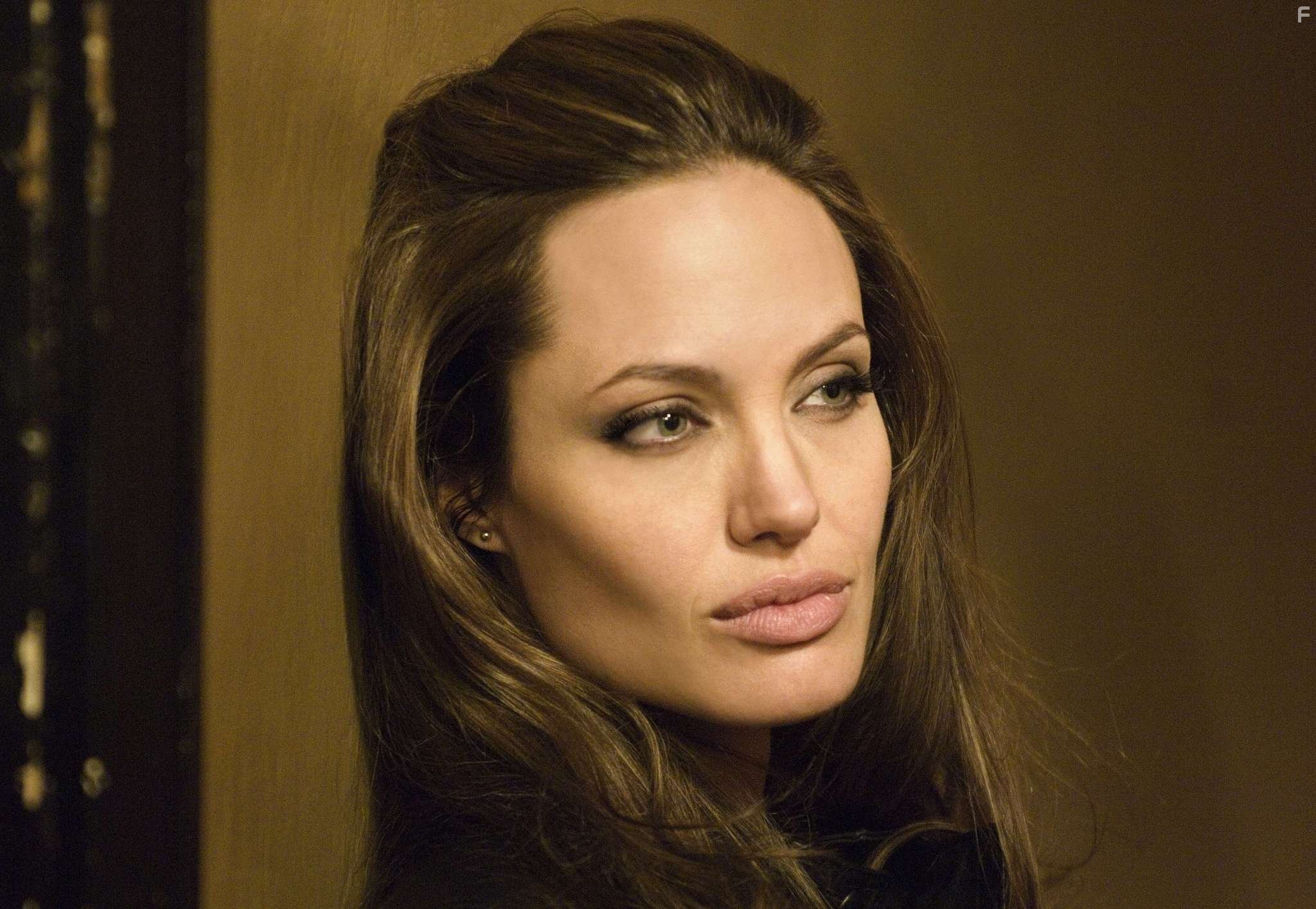 Angelina Jolie in Особо опасен (2008)