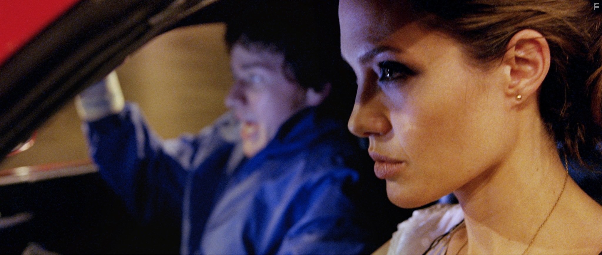 Angelina Jolie and James McAvoy in Особо опасен (2008)