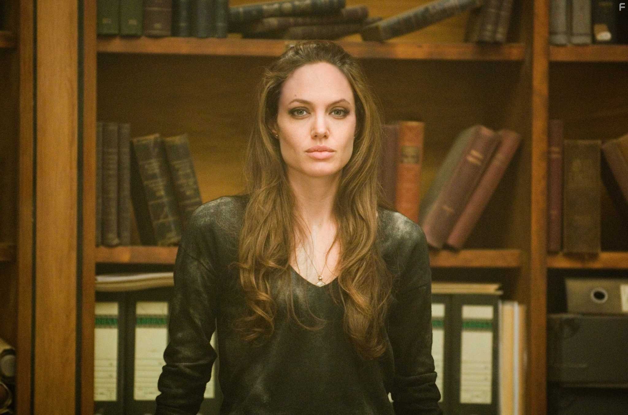 Angelina Jolie in Особо опасен (2008)