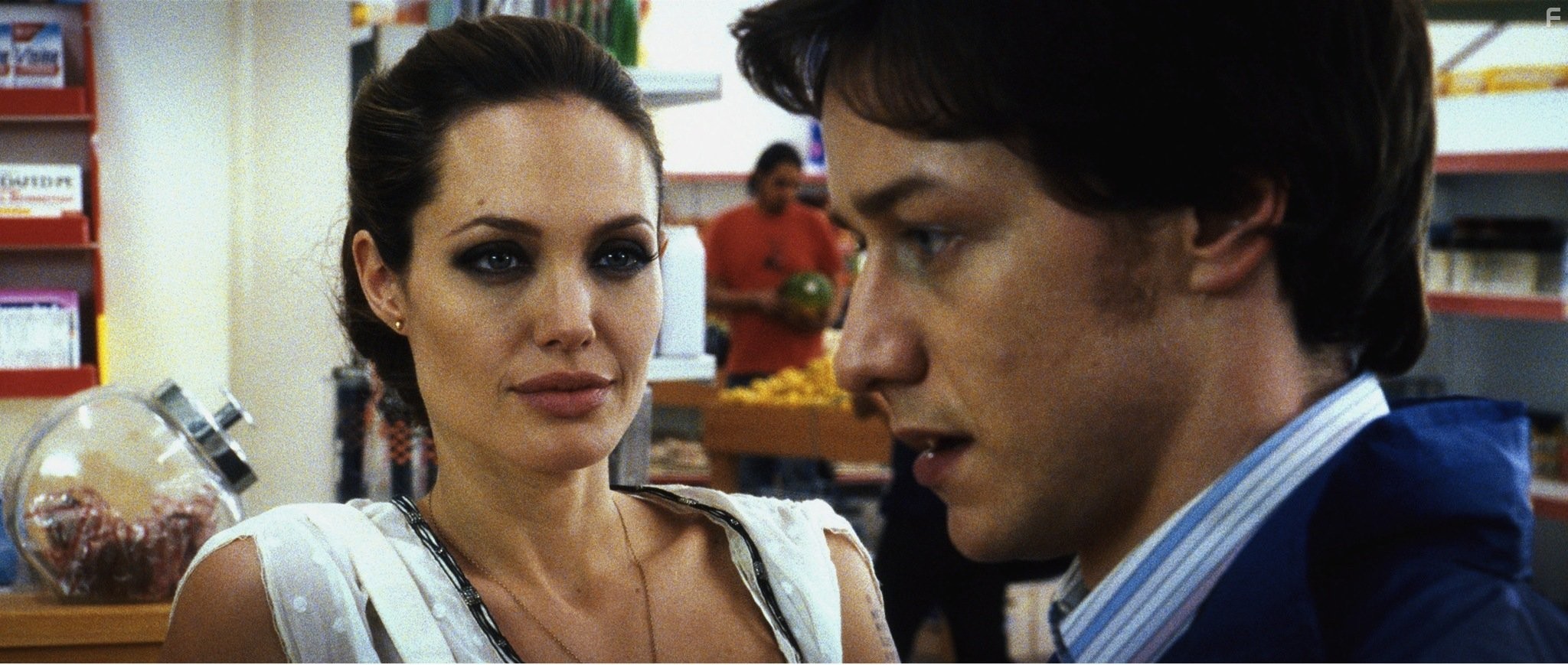 Angelina Jolie and James McAvoy in Особо опасен (2008)
