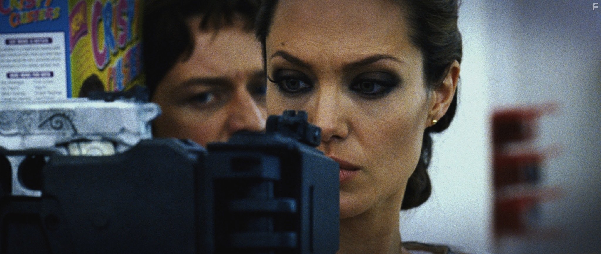 Angelina Jolie and James McAvoy in Особо опасен (2008)