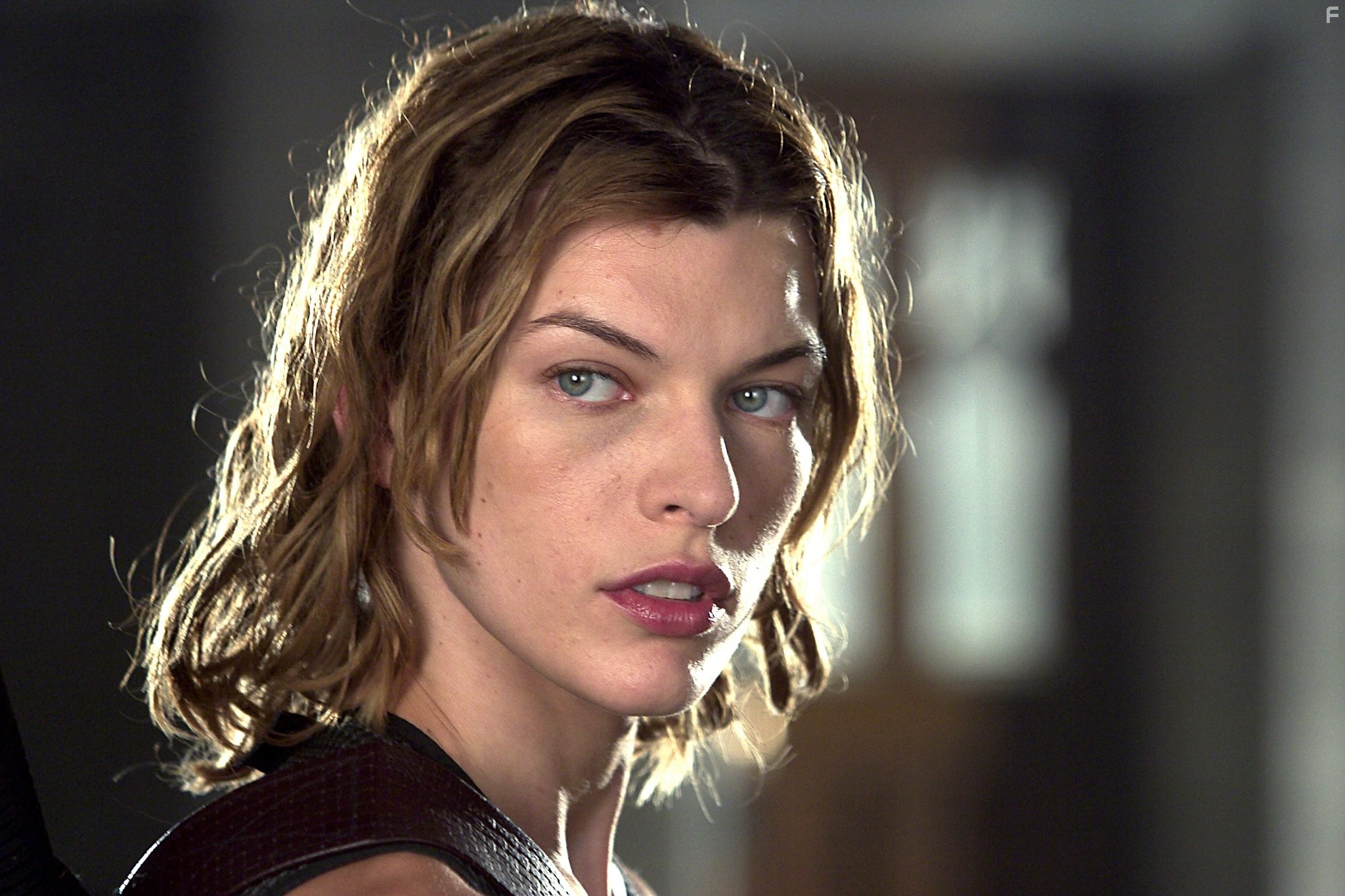 Milla Jovovich in Обитель зла 2: Апокалипсис (2004)