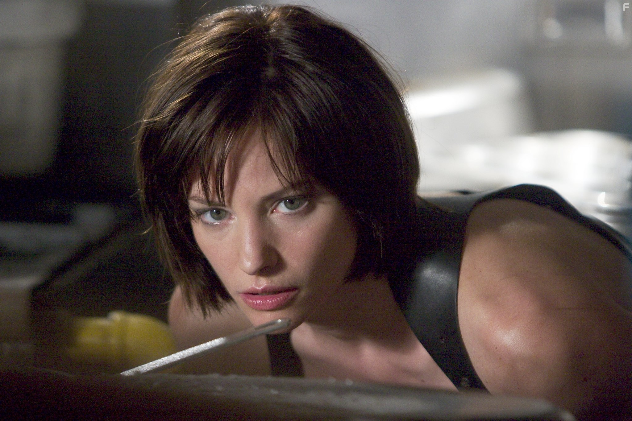 Sienna Guillory in Обитель зла 2: Апокалипсис (2004)