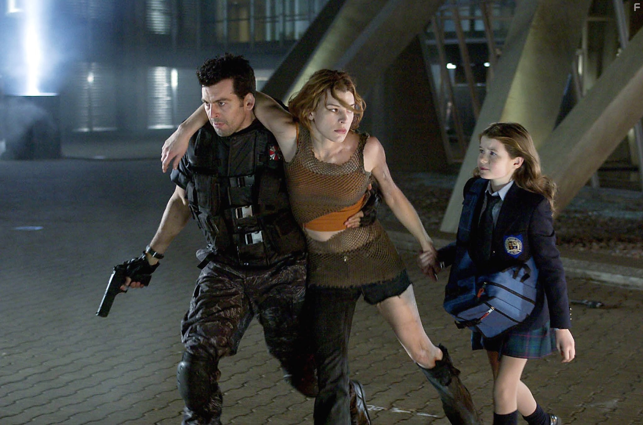Milla Jovovich, Oded Fehr, and Sophie Vavasseur in Обитель зла 2: Апокалипсис (2004)
