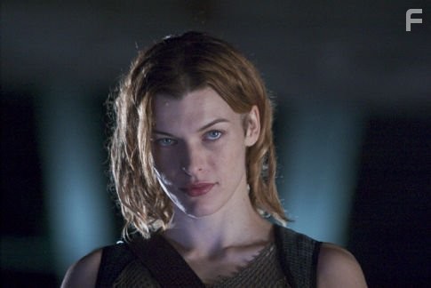 Milla Jovovich in Обитель зла 2: Апокалипсис (2004)