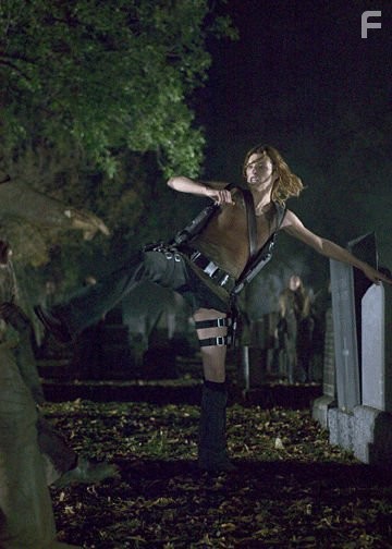 Milla Jovovich in Обитель зла 2: Апокалипсис (2004)