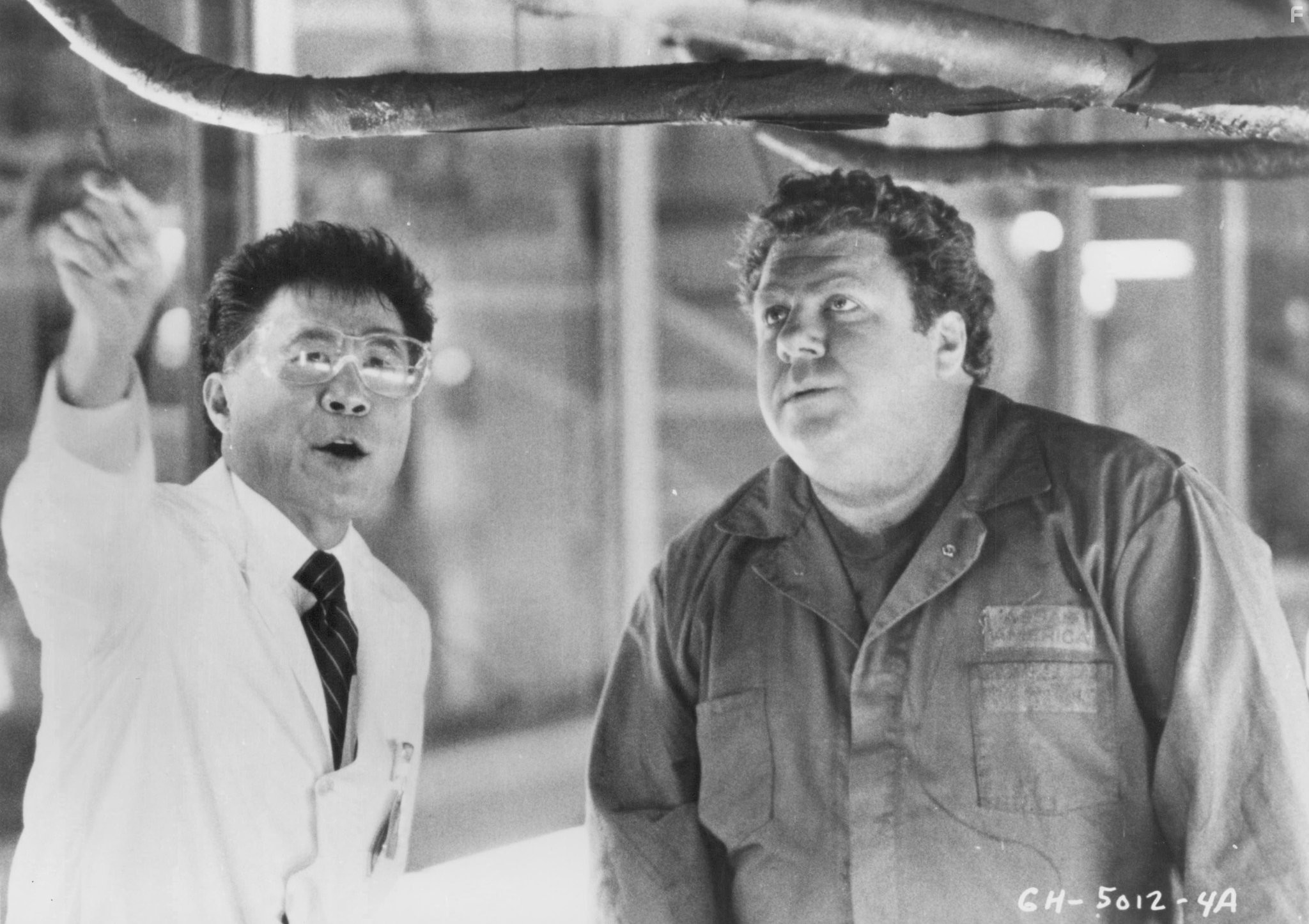 George Wendt and Sab Shimono in Энтузиаст (1986)