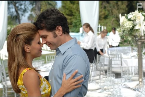 Eva Longoria and Paul Rudd in Невеста с того света (2008)