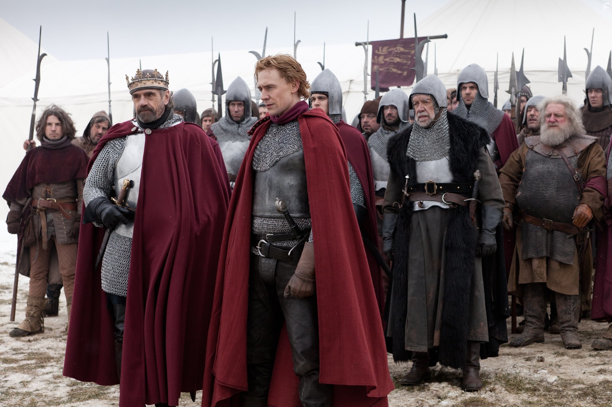 Jeremy Irons and Tom Hiddleston in Пустая корона (2012)