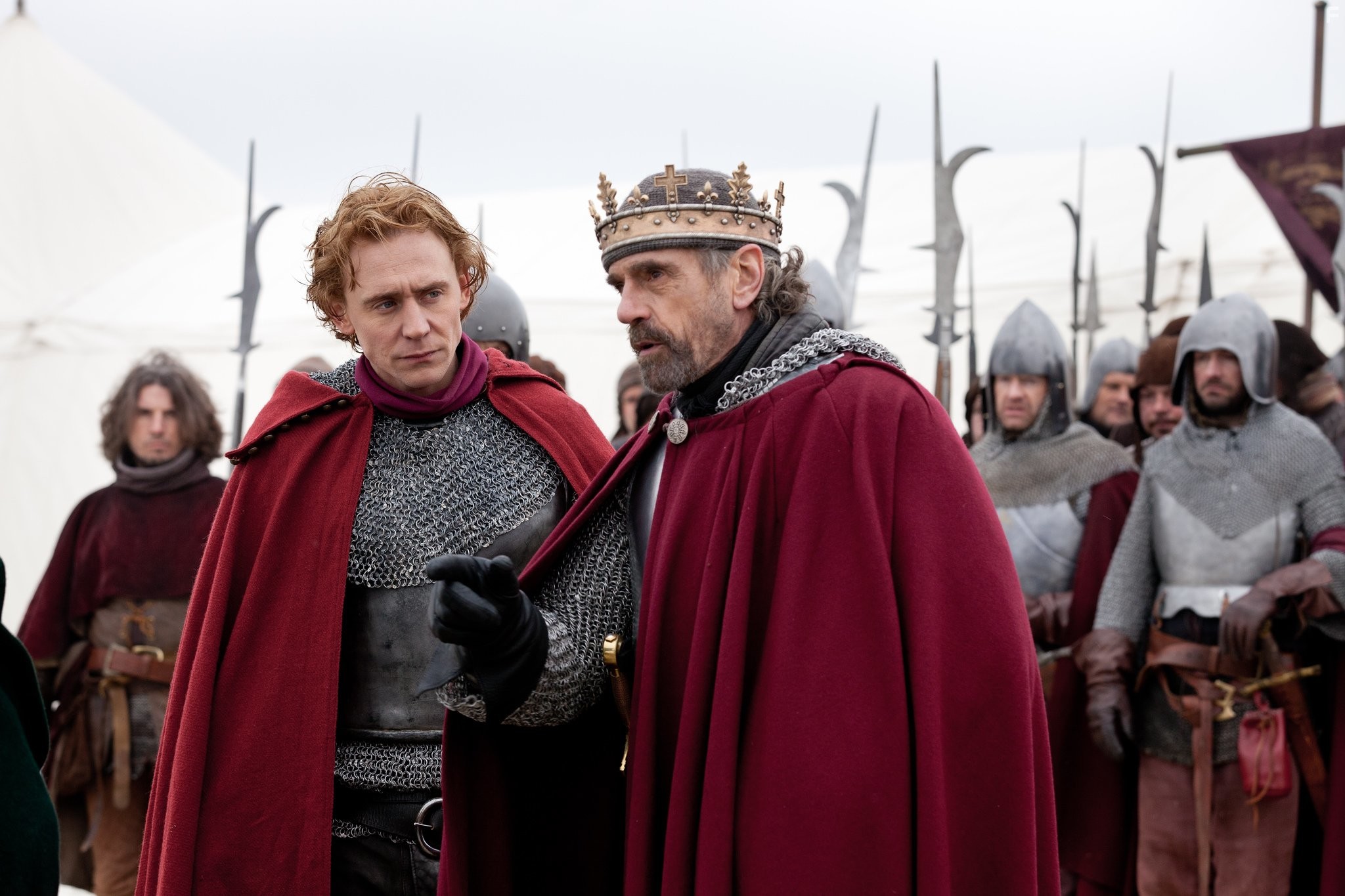 Jeremy Irons and Tom Hiddleston in Пустая корона (2012)