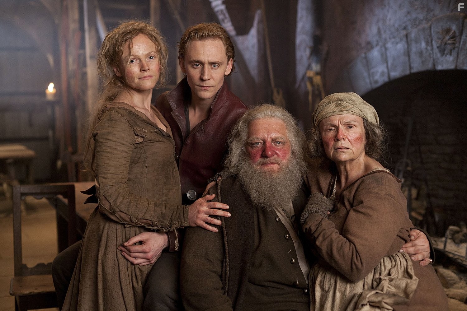 Maxine Peake, Simon Russell Beale, Julie Walters, and Tom Hiddleston in Пустая корона: Henry IV, Part 1 (2012)