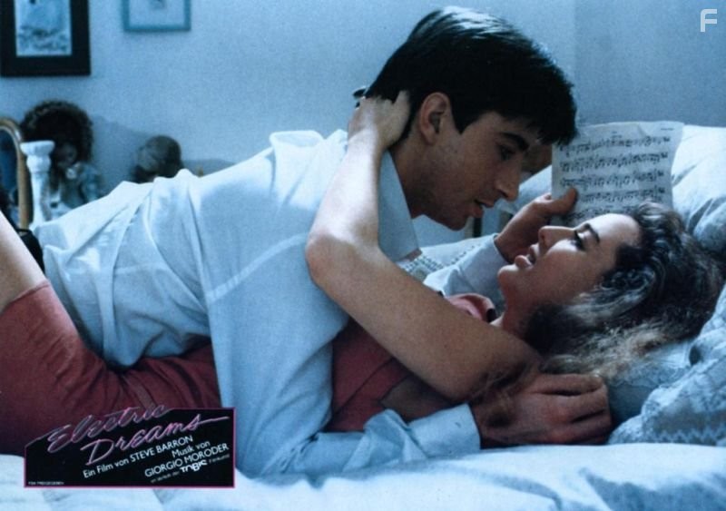 Virginia Madsen and Lenny von Dohlen in Электрические грёзы (1984)