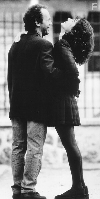 Billy Crystal and Debra Winger in Забыть Париж (1995)