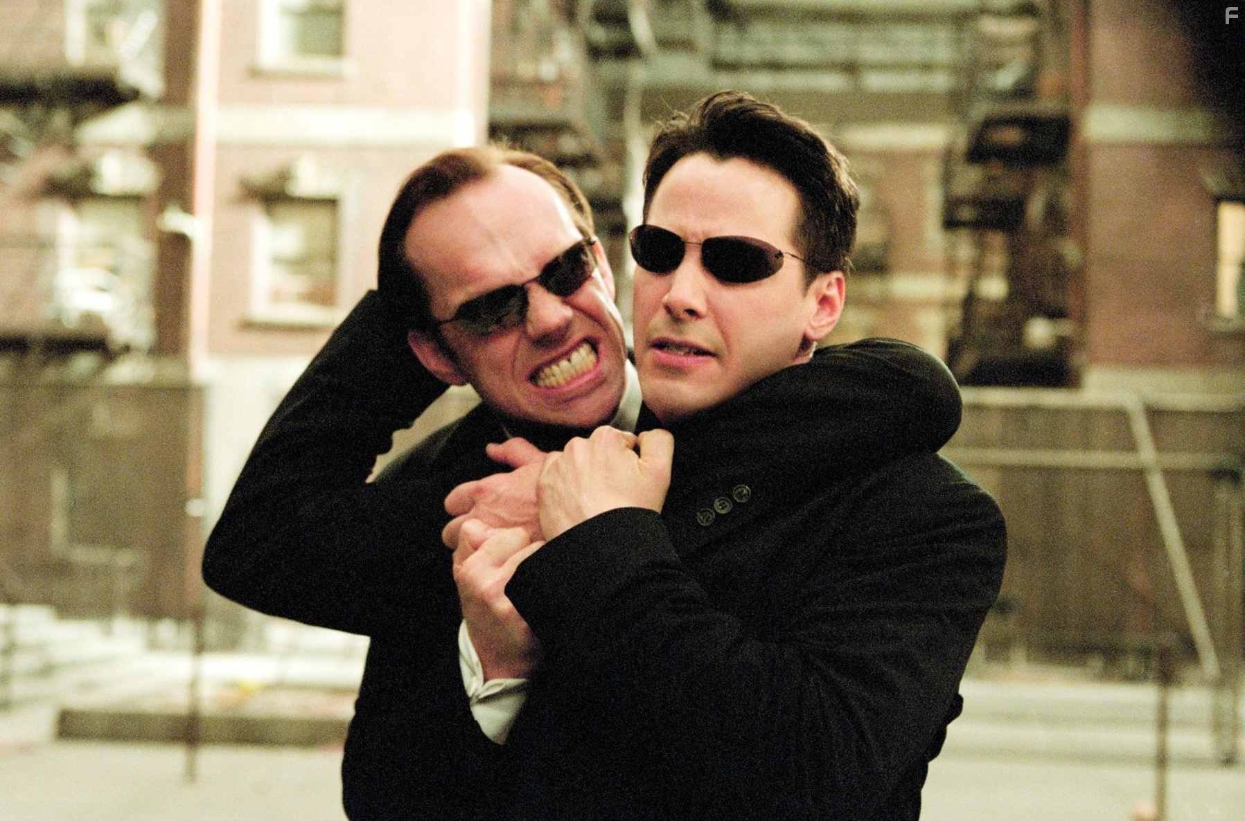 Keanu Reeves and Hugo Weaving in Матрица: Перезагрузка (2003)