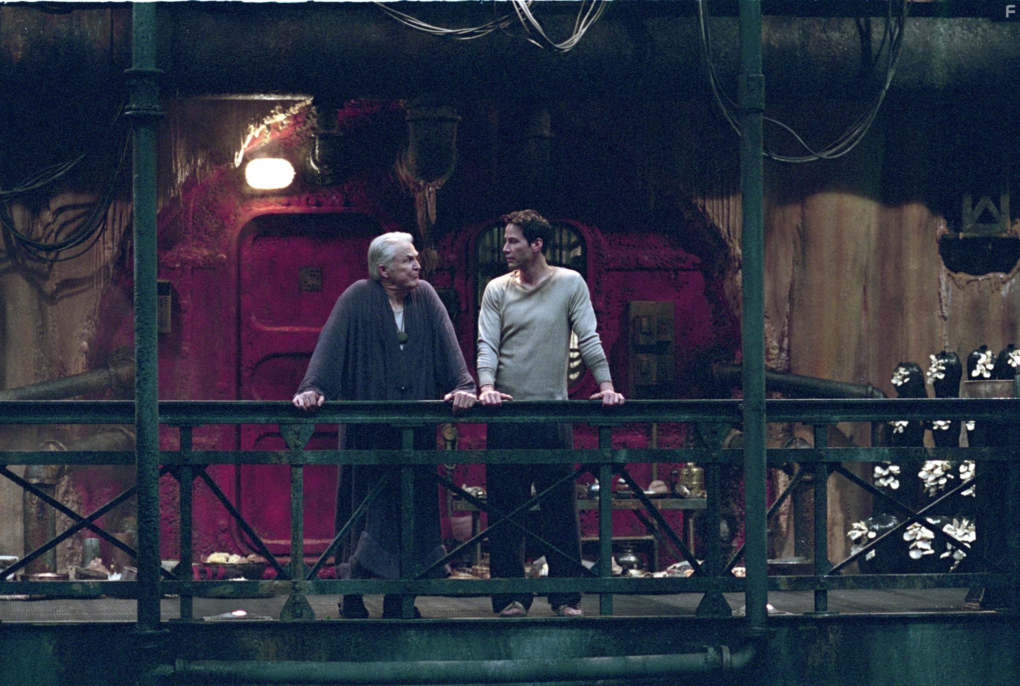 Keanu Reeves and Anthony Zerbe in Матрица: Перезагрузка (2003)